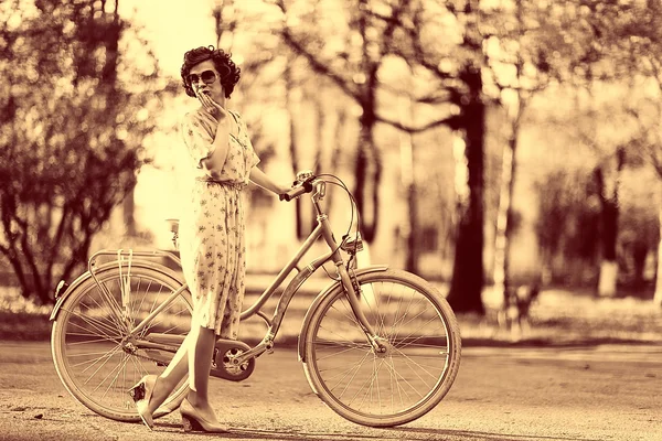 Sepia retrato de una chica hipster —  Fotos de Stock