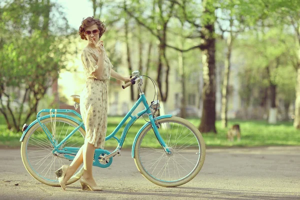 Счастливая девушка на велосипеде — стоковое фото