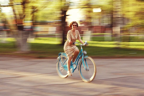 Menina em uma bicicleta na manhã de primavera — Fotografia de Stock