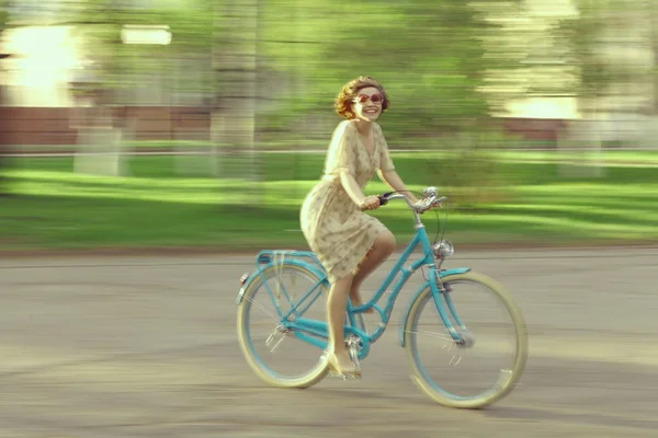 Gelukkig meisje op een fiets — Stockfoto