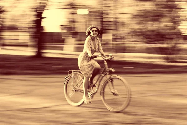 Chica feliz en una bicicleta — Foto de Stock