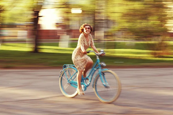 Gelukkig meisje op een fiets — Stockfoto