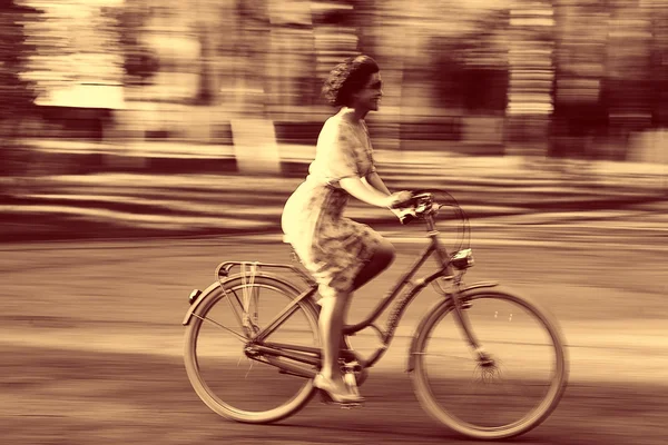 Chica feliz en una bicicleta — Foto de Stock