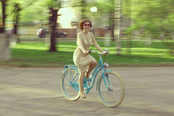 Glückliches Mädchen auf dem Fahrrad — Stockfoto