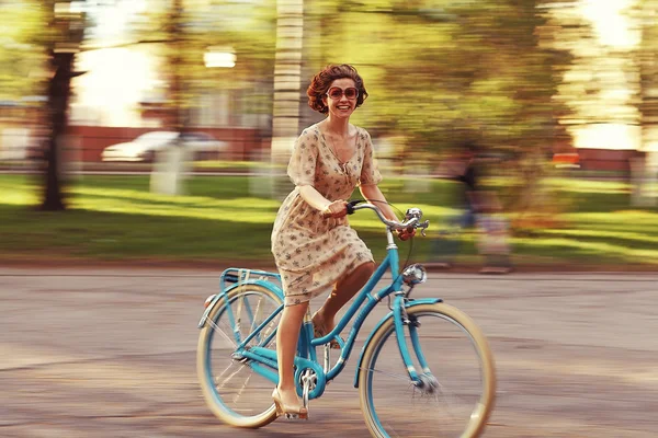 Flicka på cykel i solnedgången — Stockfoto