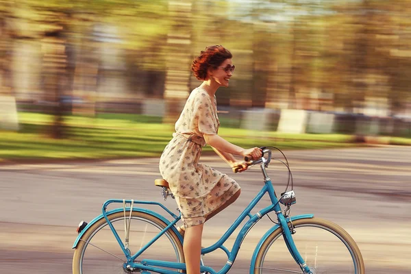 Glückliches Mädchen auf dem Fahrrad — Stockfoto