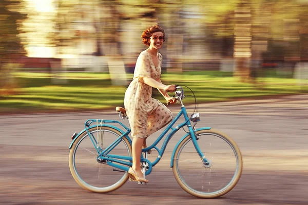 Ευτυχισμένος κορίτσι σε ένα ποδήλατο — Φωτογραφία Αρχείου