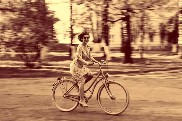 Flicka på cykel i solnedgången — Stockfoto