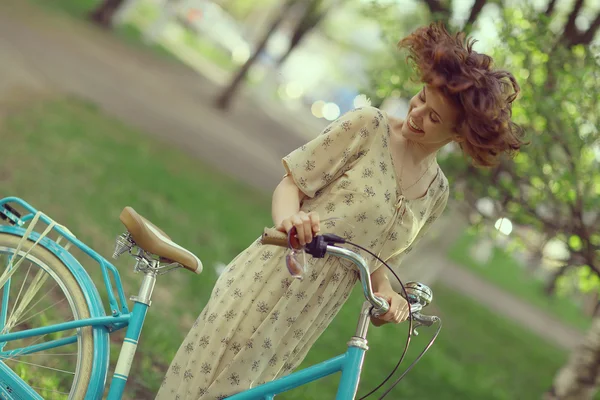 Glückliches Mädchen auf dem Fahrrad — Stockfoto