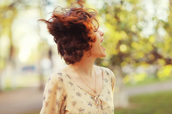 Feliz primavera menina retrato — Fotografia de Stock