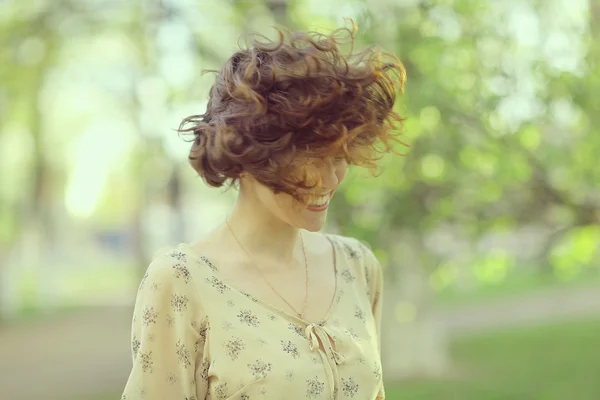 Feliz primavera menina retrato — Fotografia de Stock