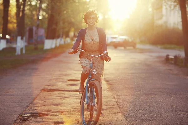 Lány a tavaszi reggelen a kerékpár — Stock Fotó