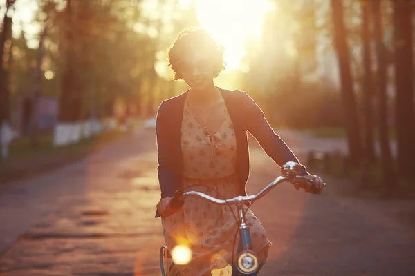 春の朝に自転車の女の子 — ストック写真