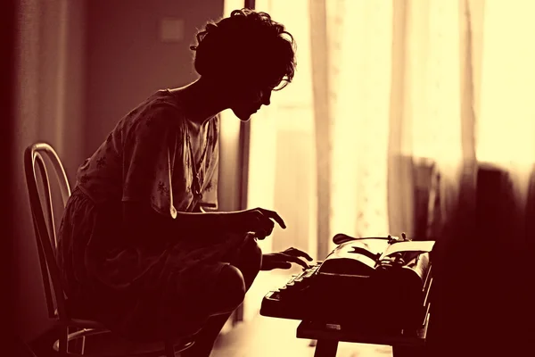 Woman s typing on an old fashion type-writer — Stock Photo, Image