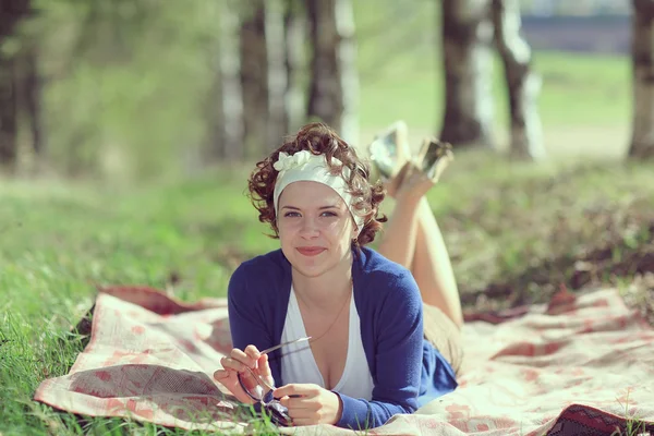 Woman lying on the  nature — Stock Photo, Image