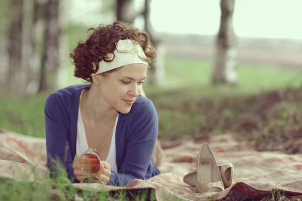 Woman lying on the  nature — Stock Photo, Image