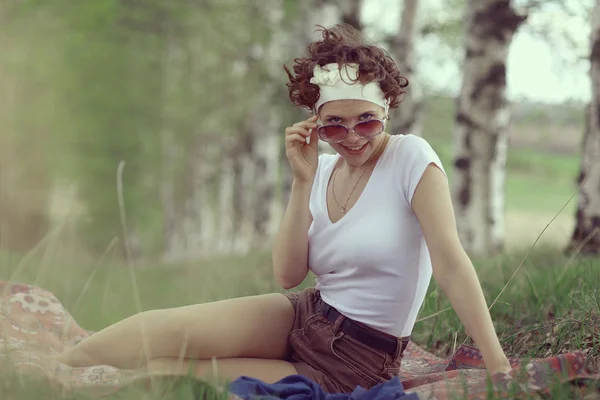 Glückliche Frau mit Sonnenbrille — Stockfoto