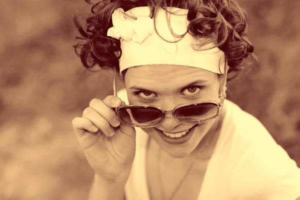 Mujer feliz en gafas de sol —  Fotos de Stock