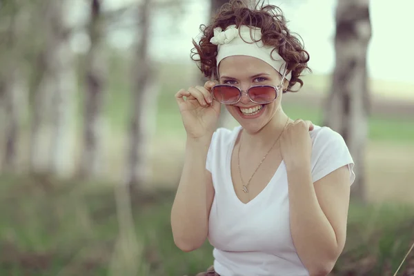 Femme heureuse avec des lunettes de soleil — Photo