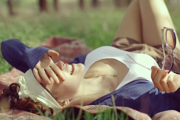 Femme heureuse avec des lunettes de soleil — Photo