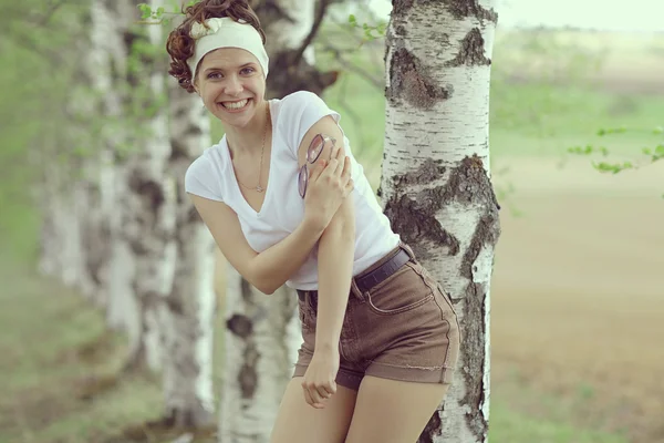 Mulher feliz em óculos de sol — Fotografia de Stock