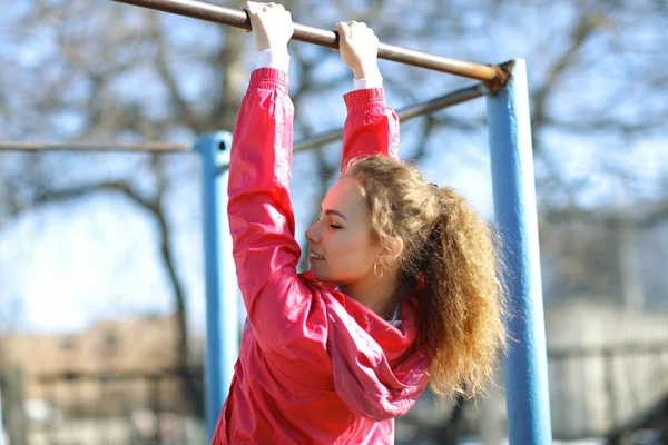 Girl athlete doing gymnastics exercise — Stock Photo, Image