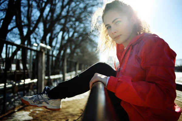 Frau trainiert im Outdoor-Fitnessstudio — Stockfoto