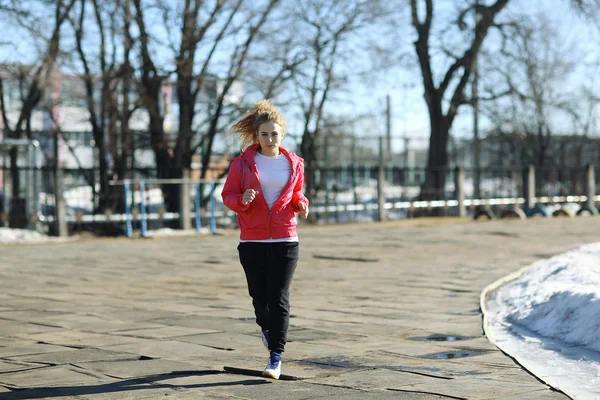Jovem menina desportiva correndo — Fotografia de Stock