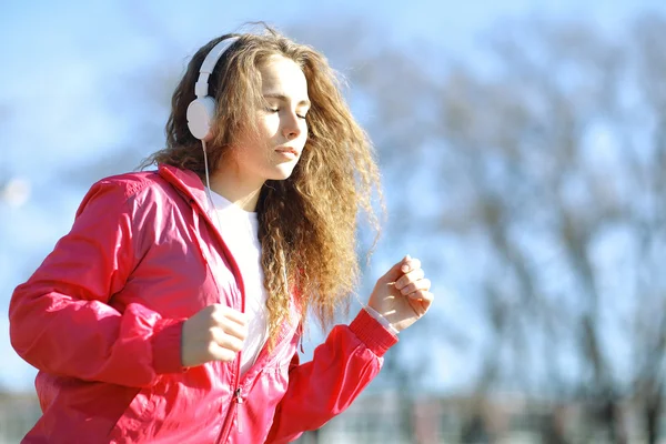 Девушка-спортсмен бежит снаружи — стоковое фото