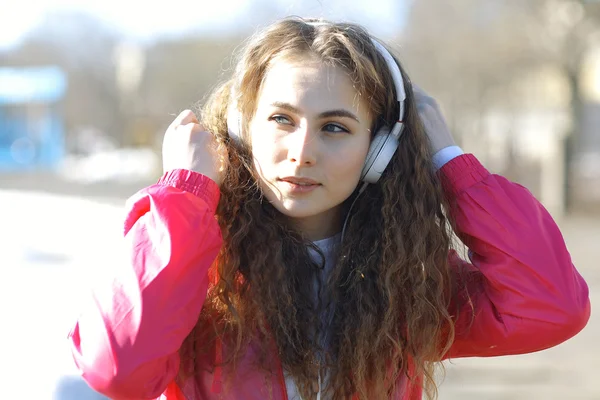 Menina ouvir música — Fotografia de Stock