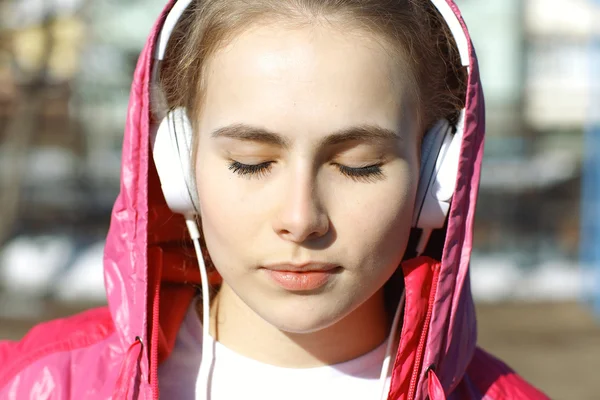 Menina ouvir música — Fotografia de Stock