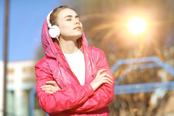 Chica escuchando música —  Fotos de Stock