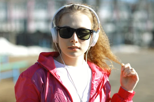 Chica escuchando música — Foto de Stock