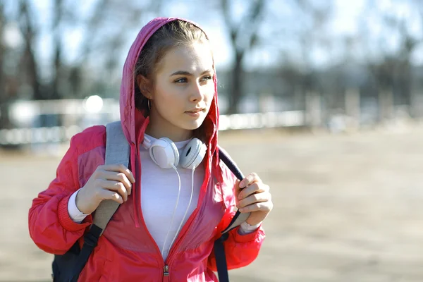 Девушка в спортивной куртке с рюкзаком — стоковое фото