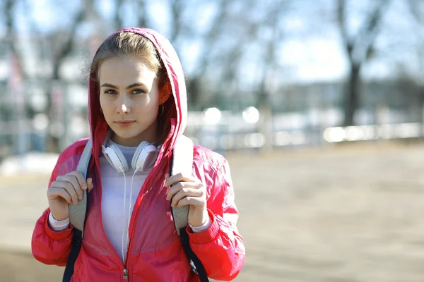 Девушка в спортивной куртке с рюкзаком — стоковое фото
