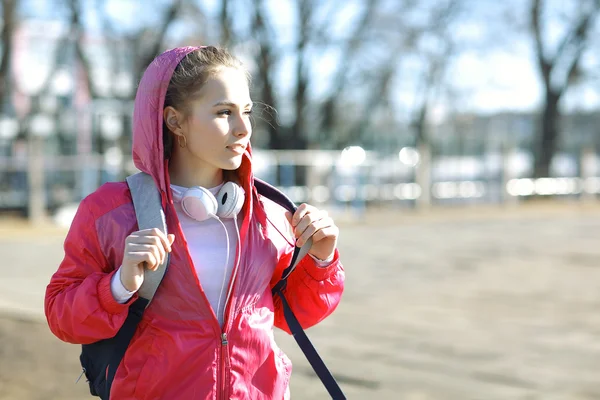 Kız bir sırt çantası ile bir spor ceketli — Stok fotoğraf