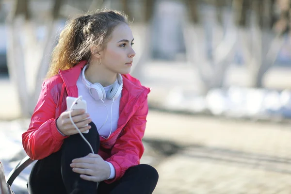 Девочка слушать музыку в наушниках — стоковое фото