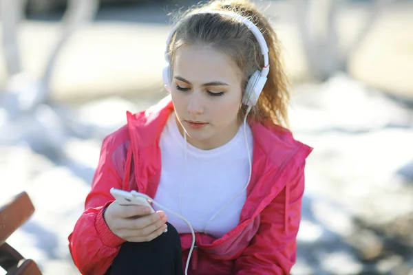 Dívka poslouchat hudbu ve sluchátkách — Stock fotografie