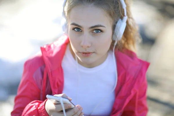Dívka poslouchat hudbu ve sluchátkách — Stock fotografie