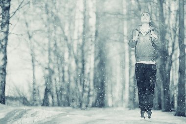 soğuk tonlarda bir kız portresi