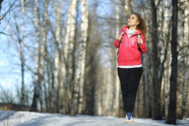 Kız parkta bir yürüyüş