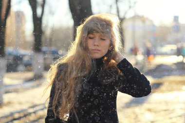 uzun sarı saçlı kız