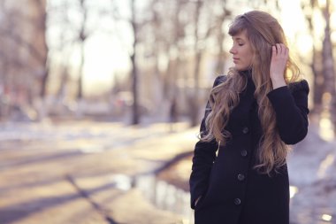 uzun sarı saçlı kız