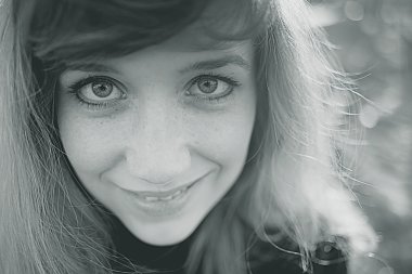 Tek renkli genç kız portresi