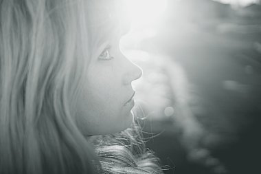 Parktaki genç kız.