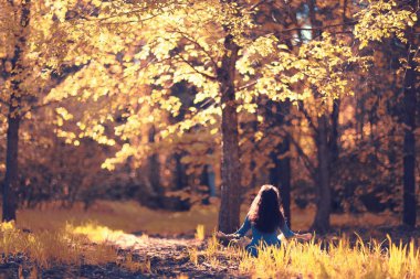 kız ormanda meditasyon