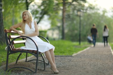 Bankta oturan kadın