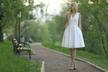 kadın bir yaz Park.