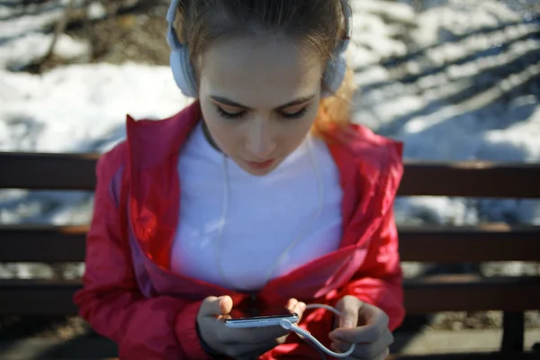 Menina ouvir música em fones de ouvido — Fotografia de Stock