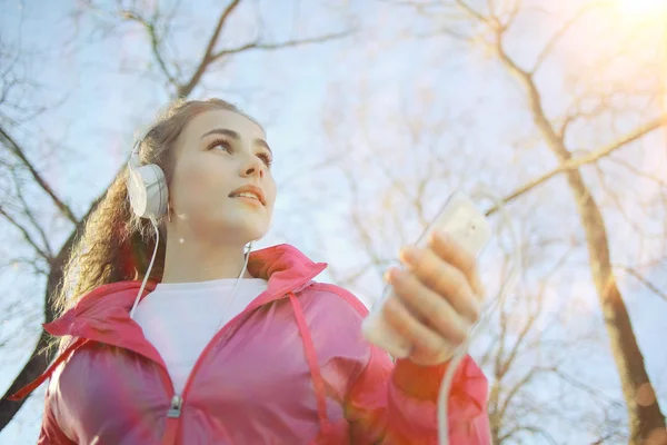 소녀는 공원에서 산책 하 고 음악 듣기 — 스톡 사진